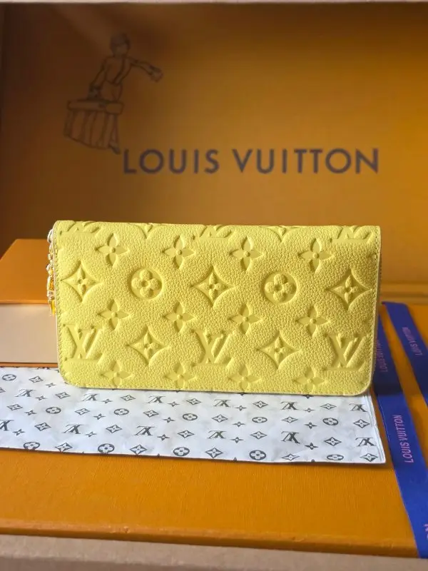 Louis Vuitton Purse — Photo 2
