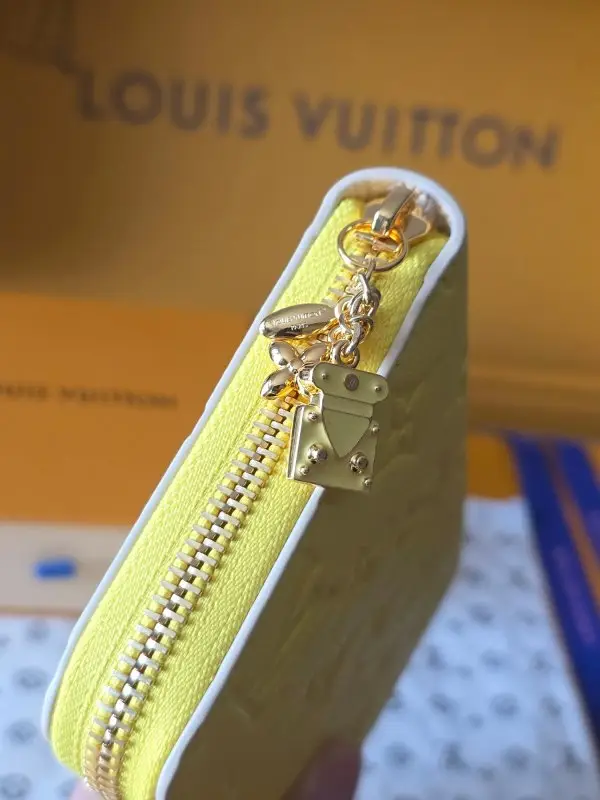 Louis Vuitton Purse — Photo 3