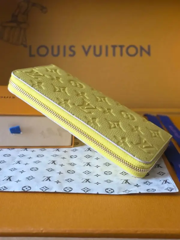 Louis Vuitton Purse — Photo 4