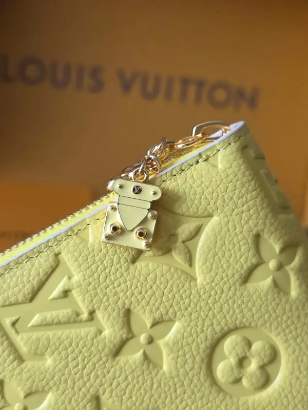 Louis Vuitton Purse — Photo 5
