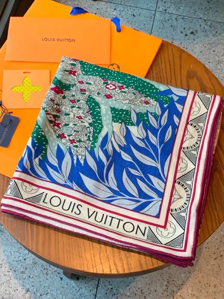 Louis Vuitton — Scarf of cashmere