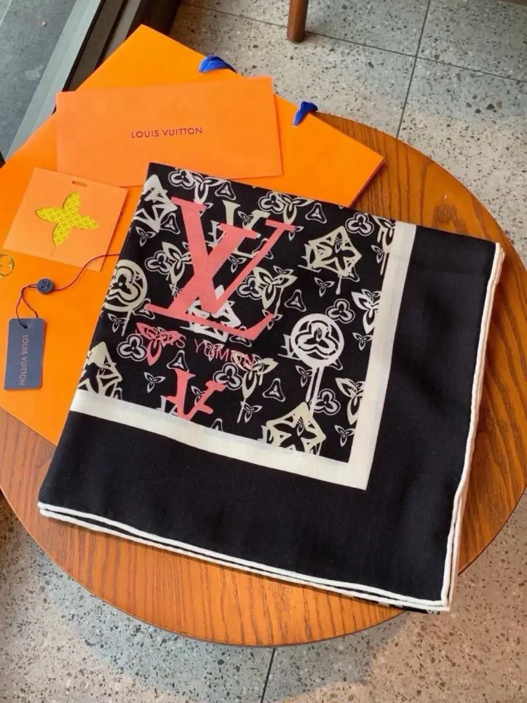 Louis Vuitton — Scarf of cashmere