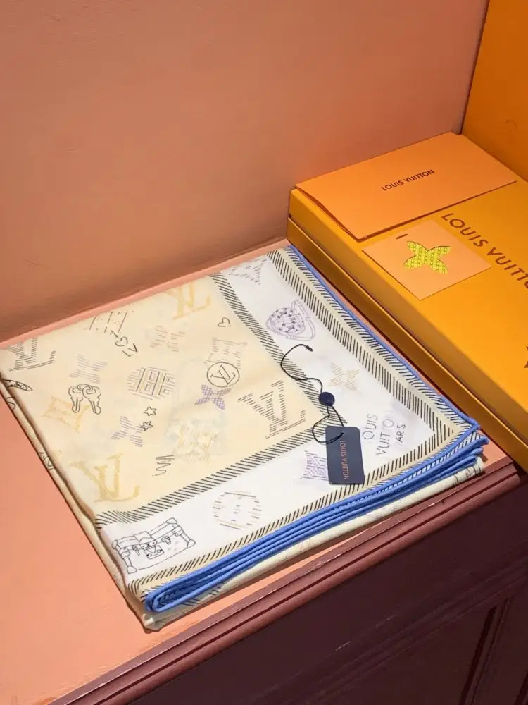 Louis Vuitton — Scarf of cashmere