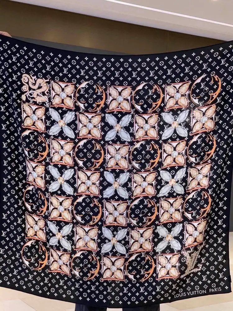Louis Vuitton — Scarf of cashmere