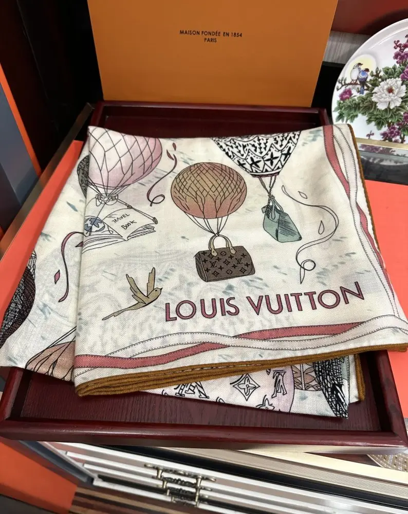 Louis Vuitton — Scarf of cashmere