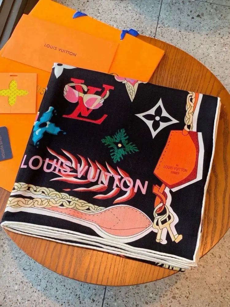 Louis Vuitton — Scarf of cashmere