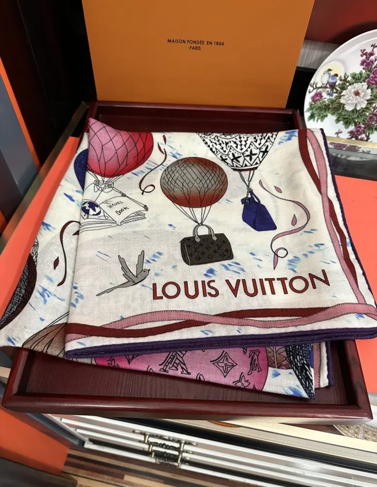 Louis Vuitton — Scarf of cashmere