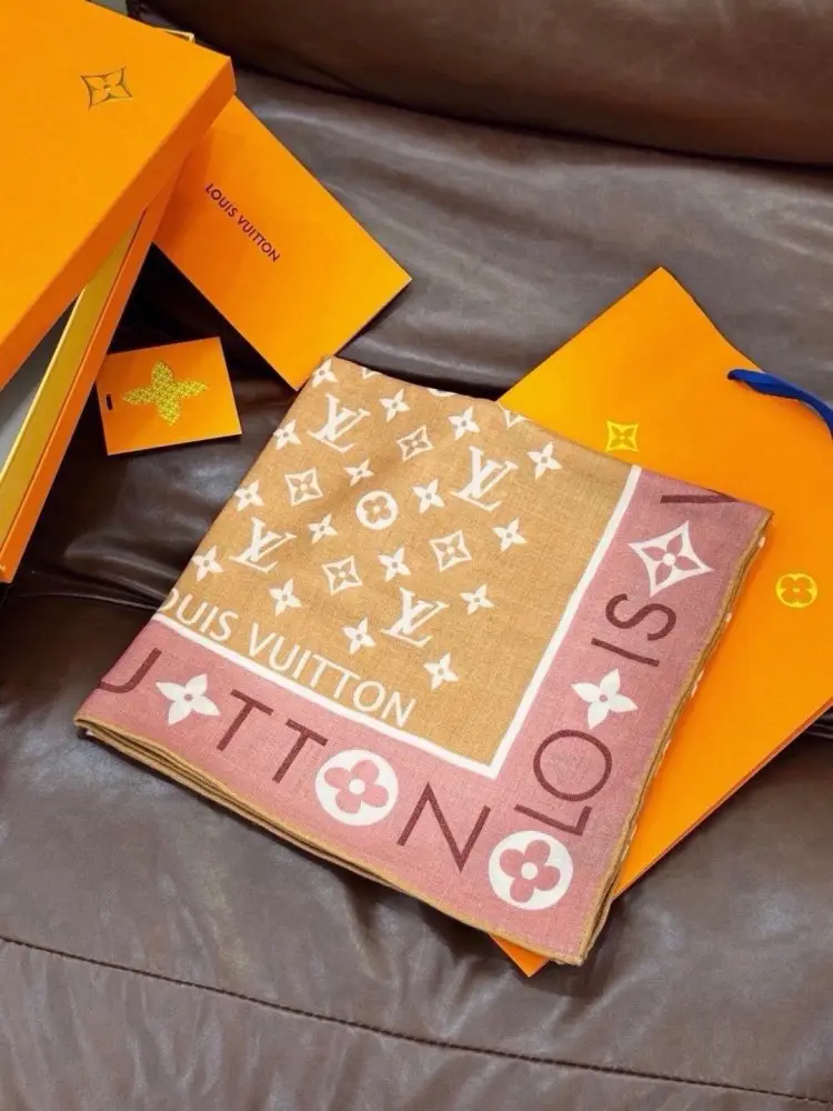 Louis Vuitton — Scarf of cashmere