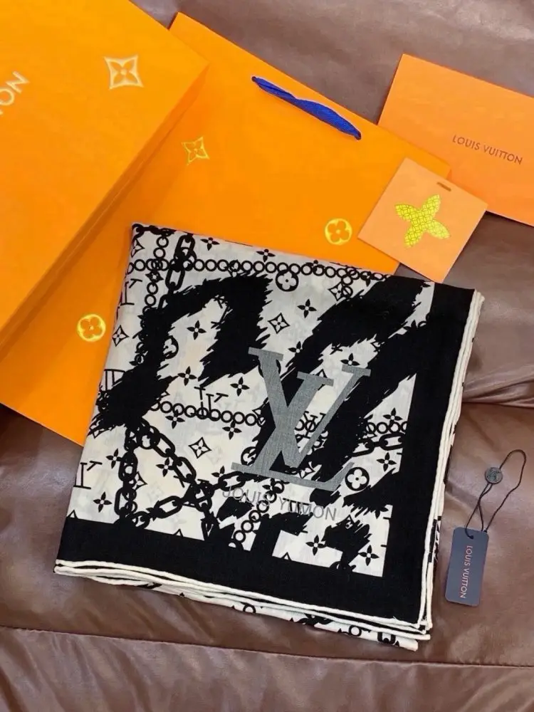 Louis Vuitton — Scarf of cashmere