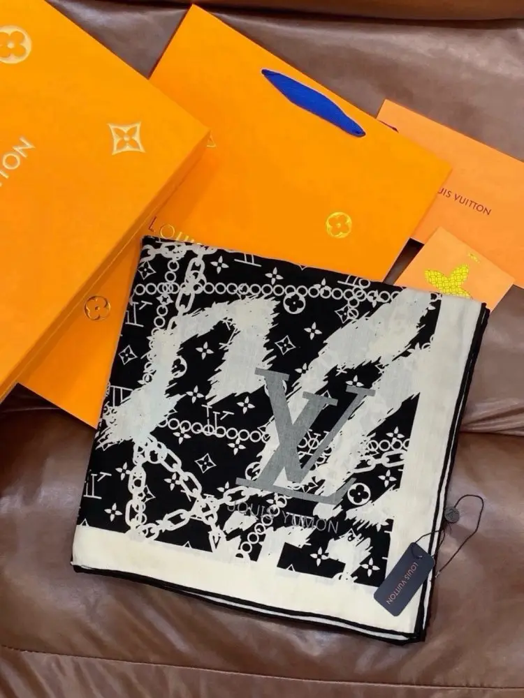 Louis Vuitton — Scarf of cashmere