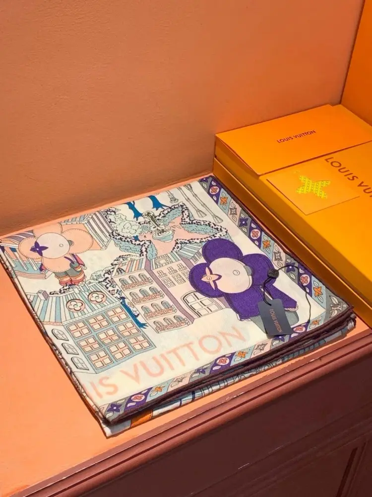 Louis Vuitton — Scarf of cashmere