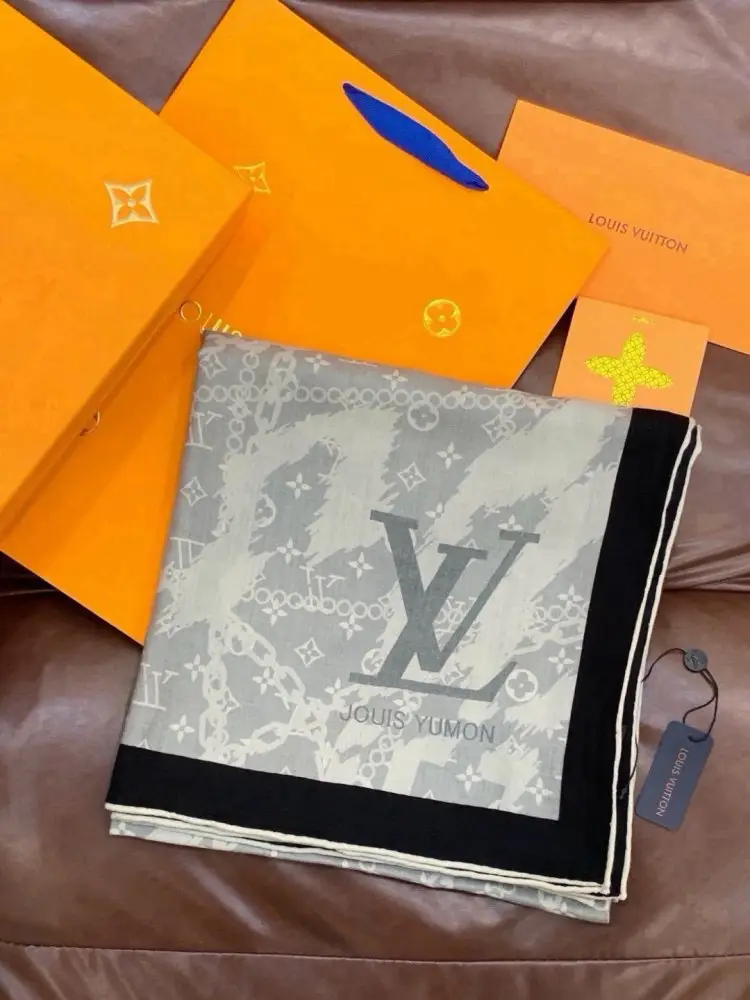 Louis Vuitton — Scarf of cashmere