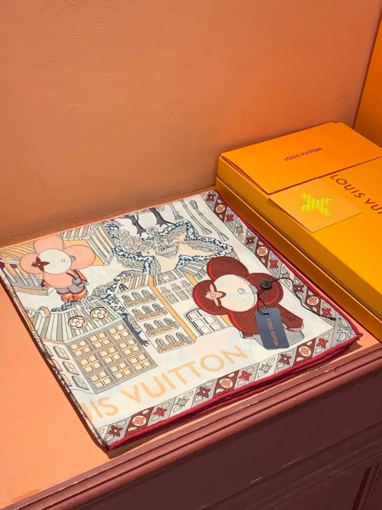 Louis Vuitton — Scarf of cashmere