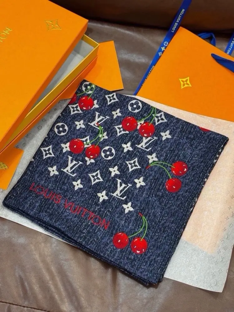 Louis Vuitton — Scarf of cashmere