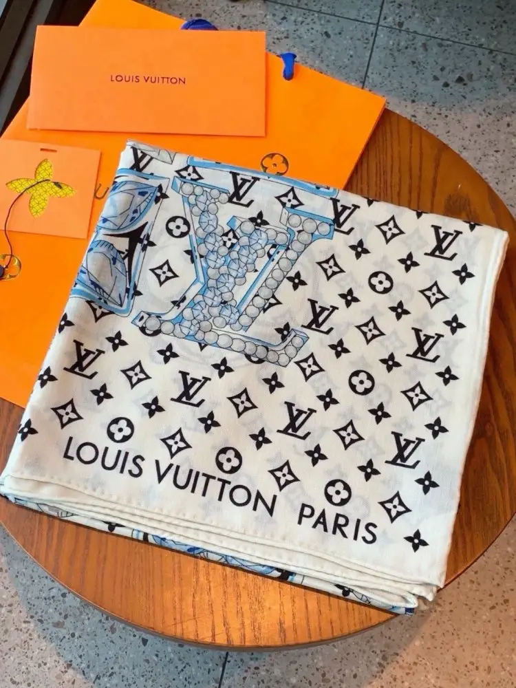 Louis Vuitton — Scarf of cashmere