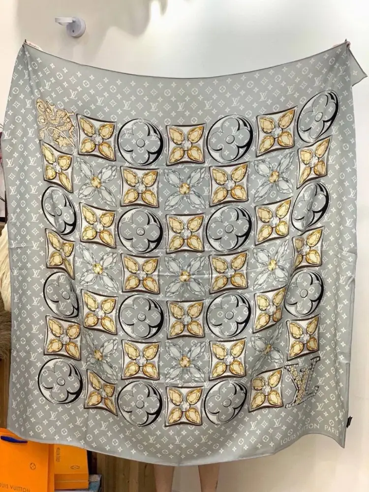Louis Vuitton — Scarf of cashmere