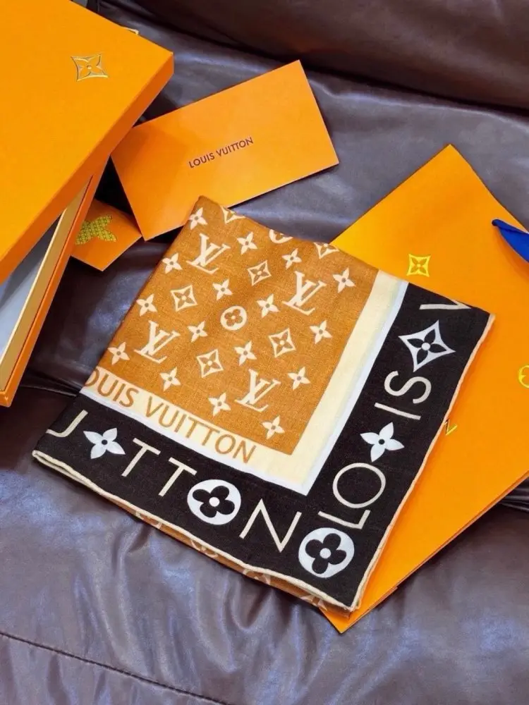 Louis Vuitton — Scarf of cashmere