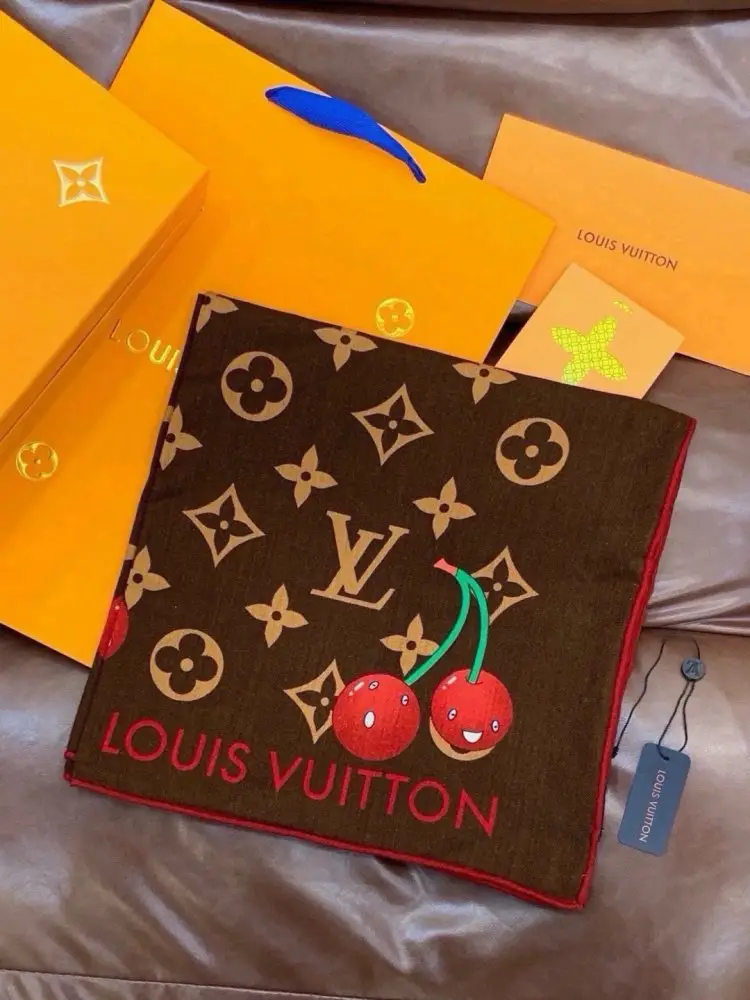 Louis Vuitton — Scarf of cashmere