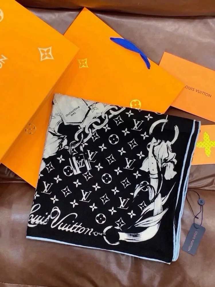 Louis Vuitton — Scarf of cashmere
