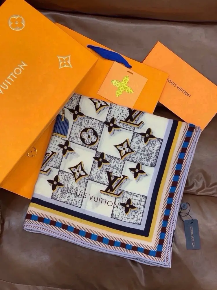 Louis Vuitton — Scarf of cashmere