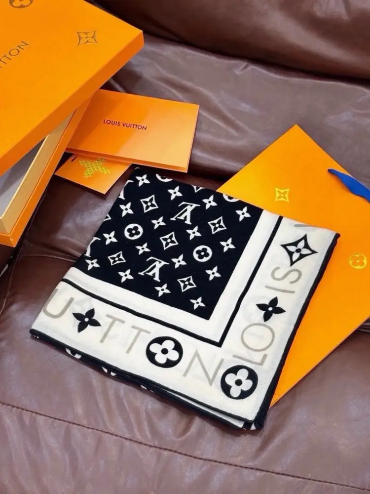Louis Vuitton — Scarf of cashmere