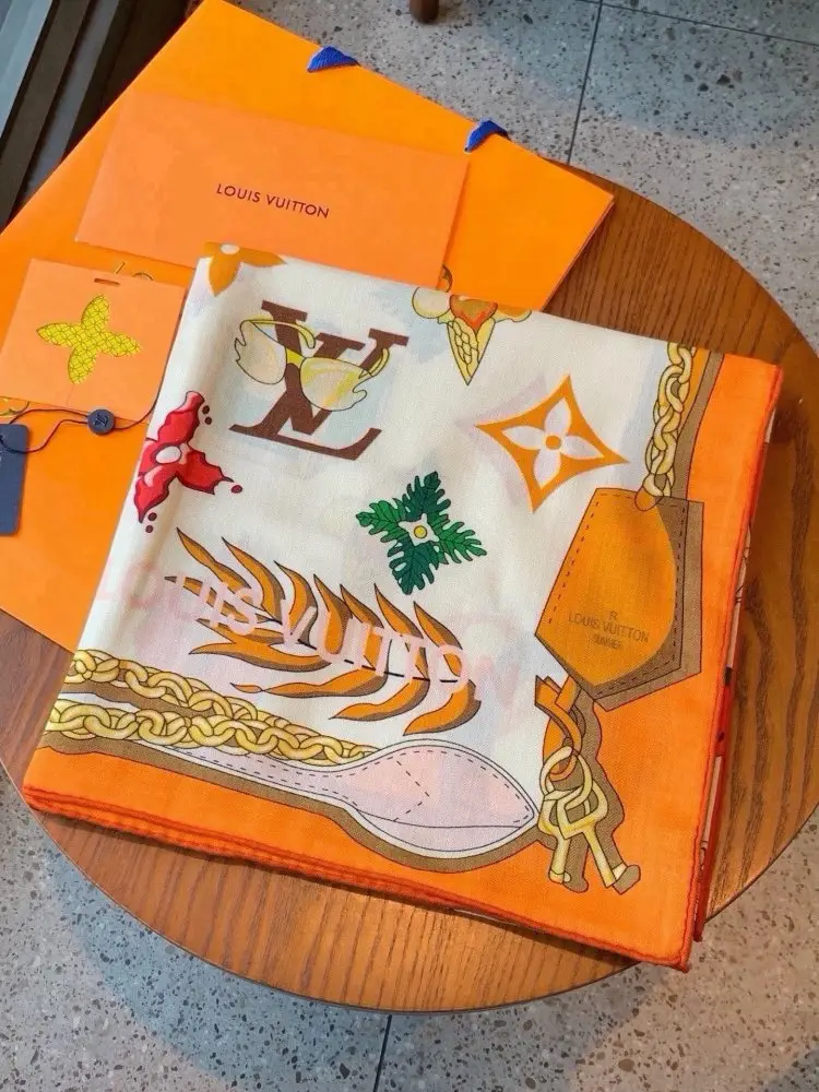 Louis Vuitton — Scarf of cashmere