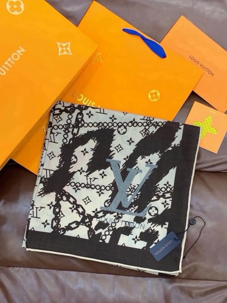 Louis Vuitton — Scarf of cashmere
