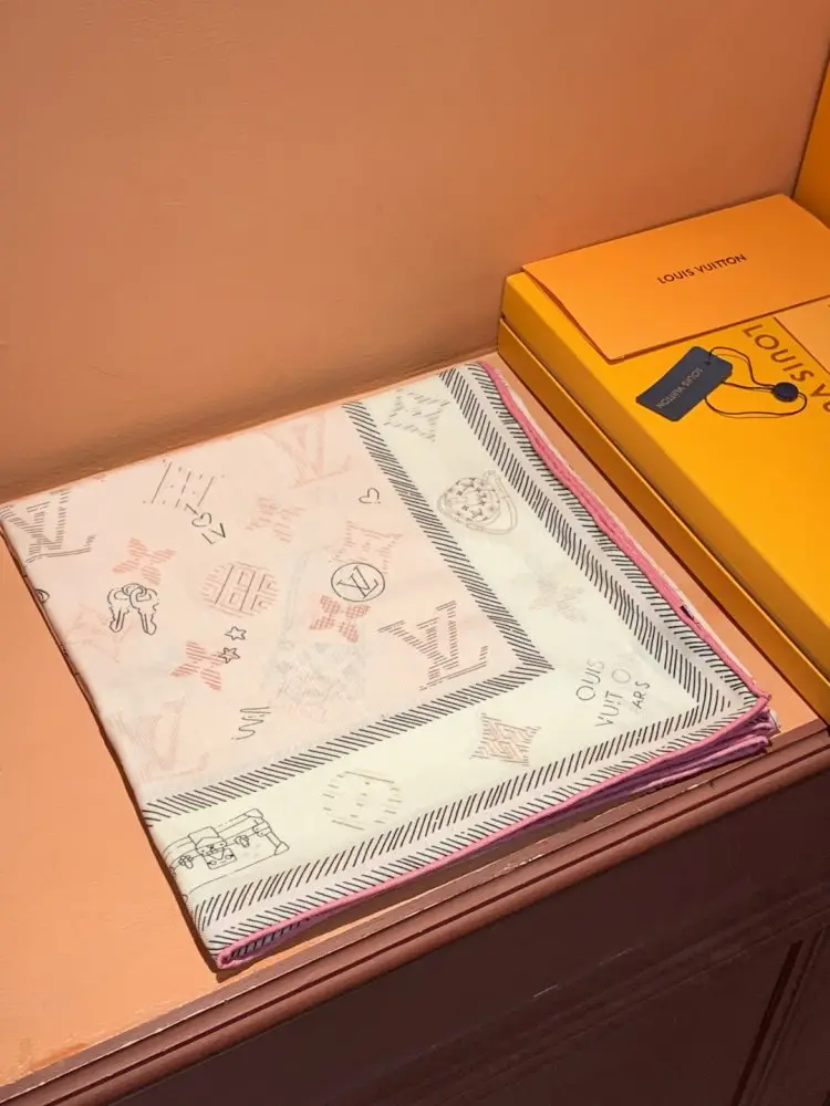 Louis Vuitton — Scarf of cashmere