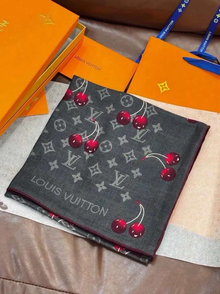 Louis Vuitton — Scarf of cashmere
