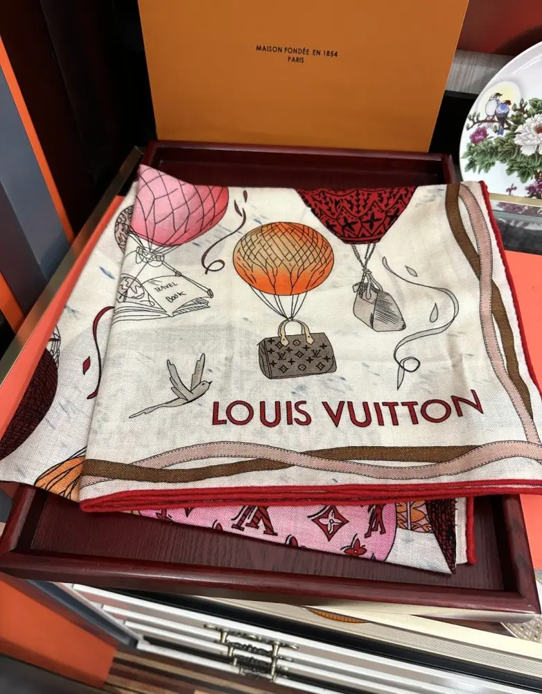 Louis Vuitton — Scarf of cashmere