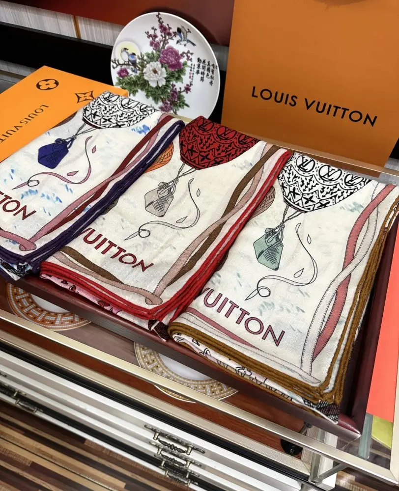 Louis Vuitton Scarf of cashmere — Photo 3