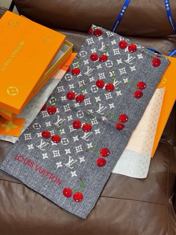 Louis Vuitton Scarf of cashmere — Photo 4