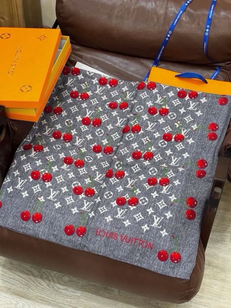 Louis Vuitton Scarf of cashmere — Photo 5
