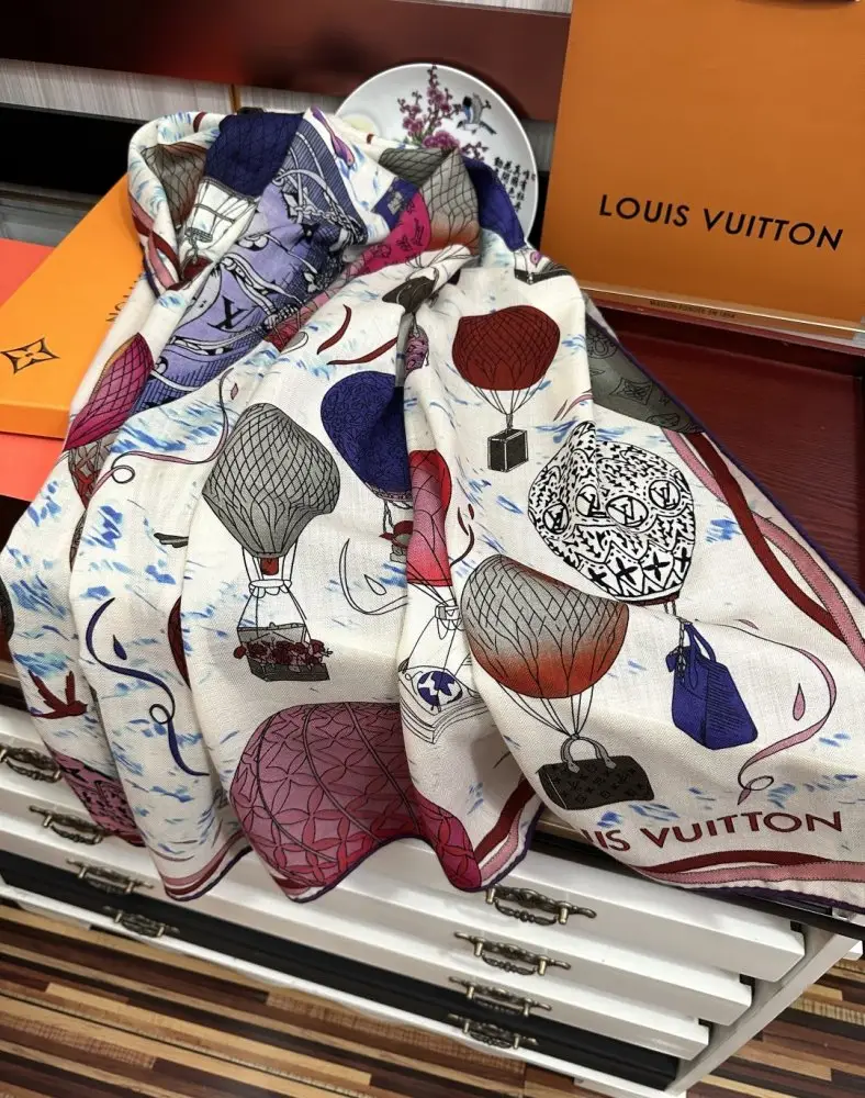 Louis Vuitton Scarf of cashmere — Photo 5