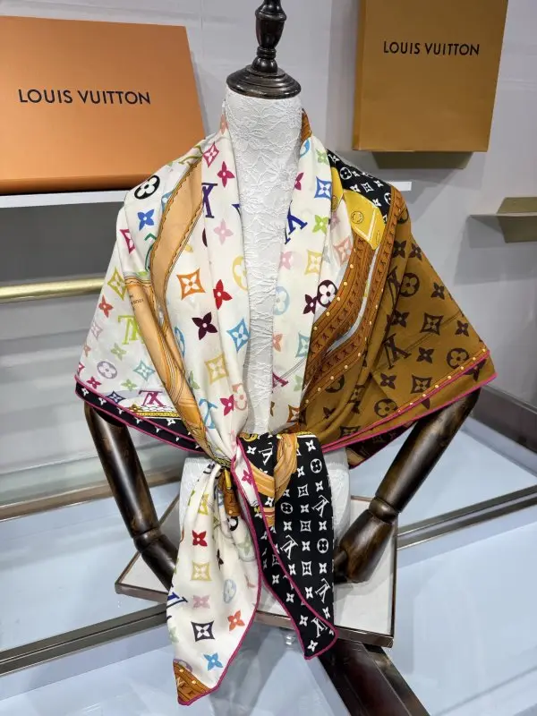 Louis Vuitton — Shawl of silks and cashmere 135х135