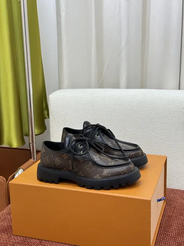 Louis Vuitton — Туфлі шкіряні жіночі на шнурівці