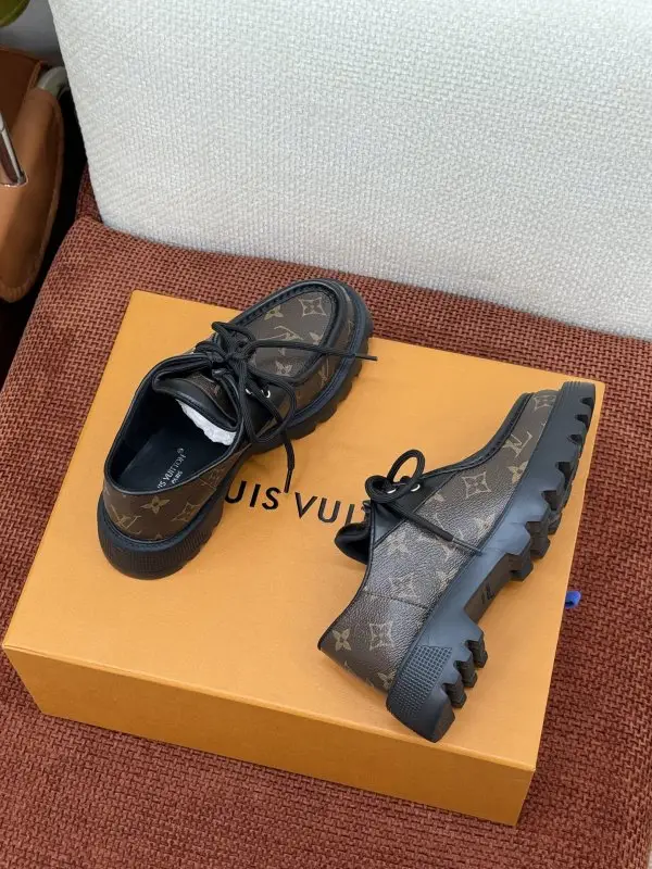 Louis Vuitton Туфлі шкіряні жіночі на шнурівці — Фото 4