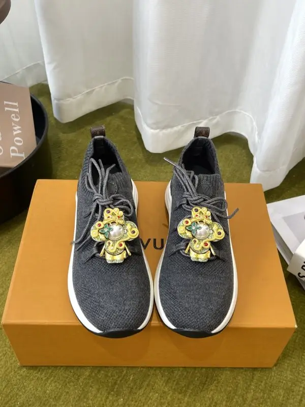 Louis Vuitton Sneakers women's — Photo 1