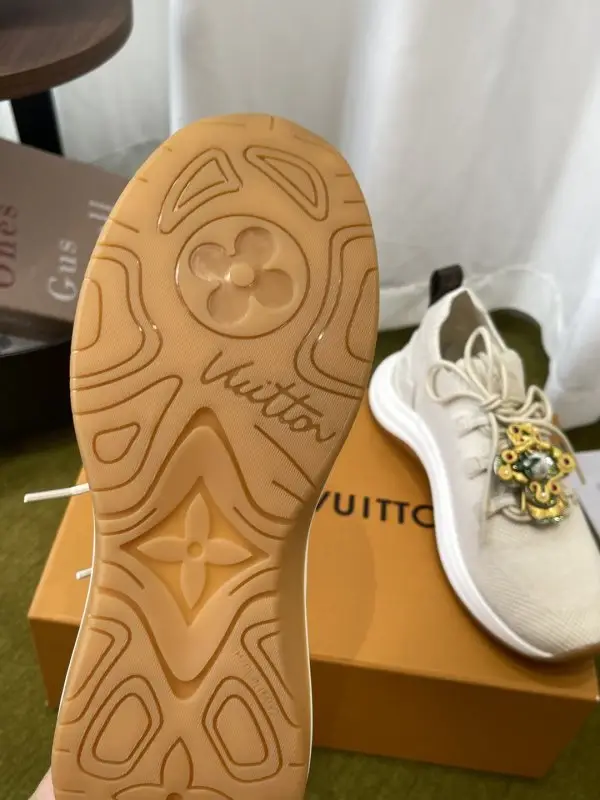 Louis Vuitton Кросівки жіночі — Фото 5