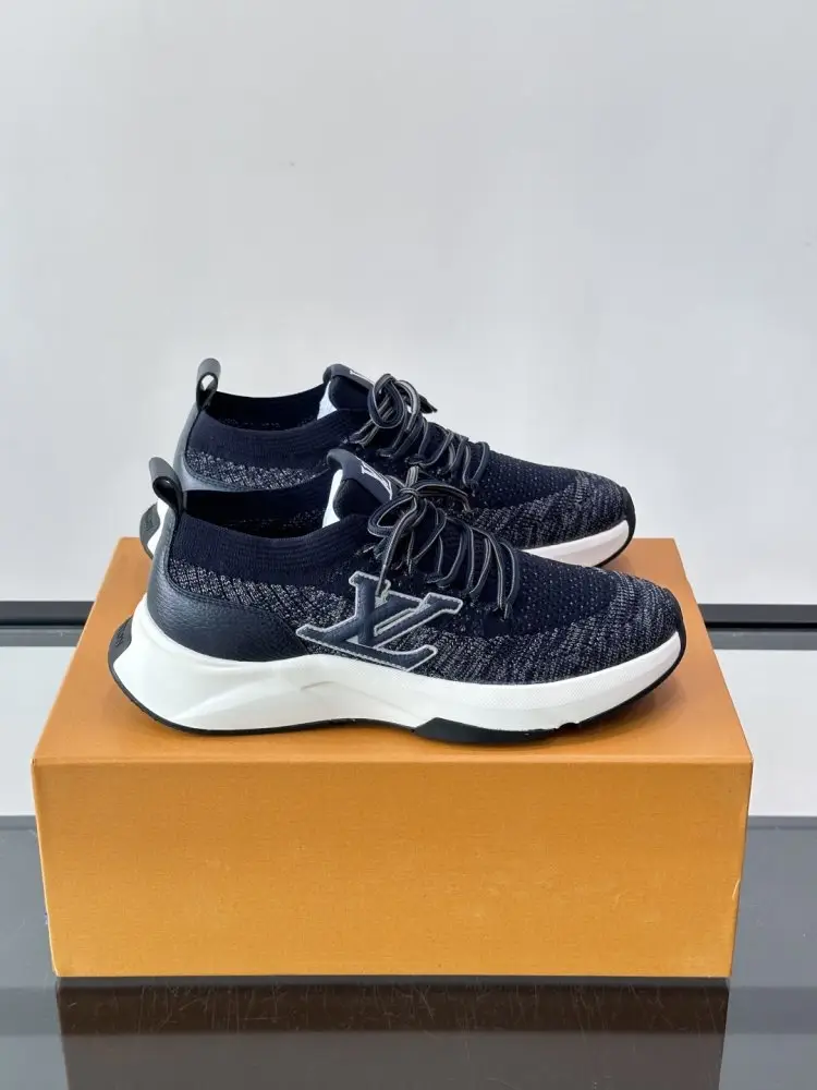 Louis Vuitton Sneakers — Photo 1