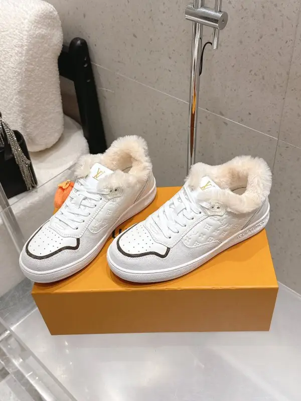 Louis Vuitton Sneakers — Photo 1