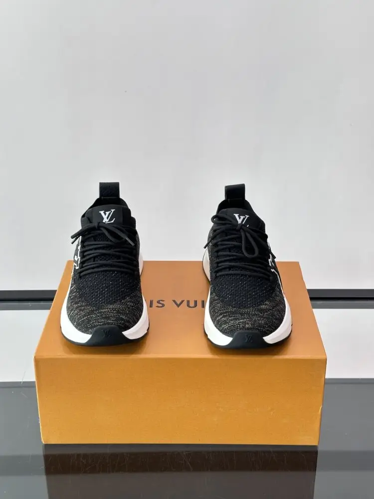 Louis Vuitton Sneakers — Photo 2