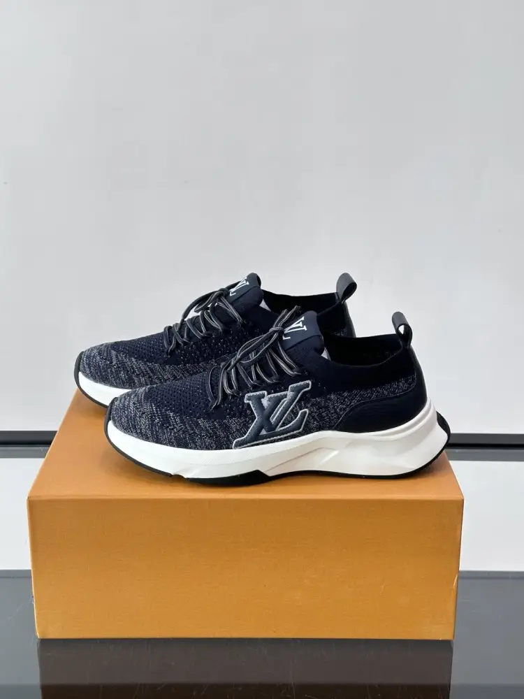 Louis Vuitton Sneakers — Photo 3