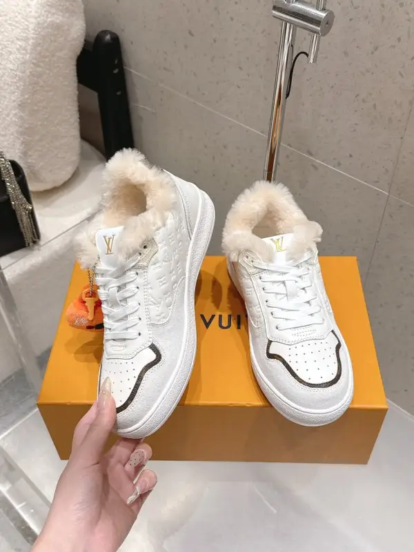Louis Vuitton Sneakers — Photo 3