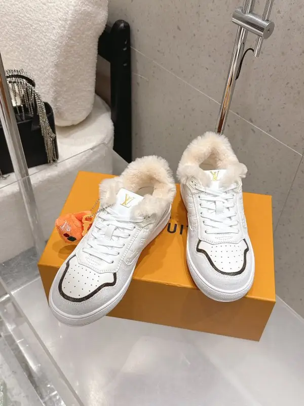 Louis Vuitton Sneakers — Photo 4