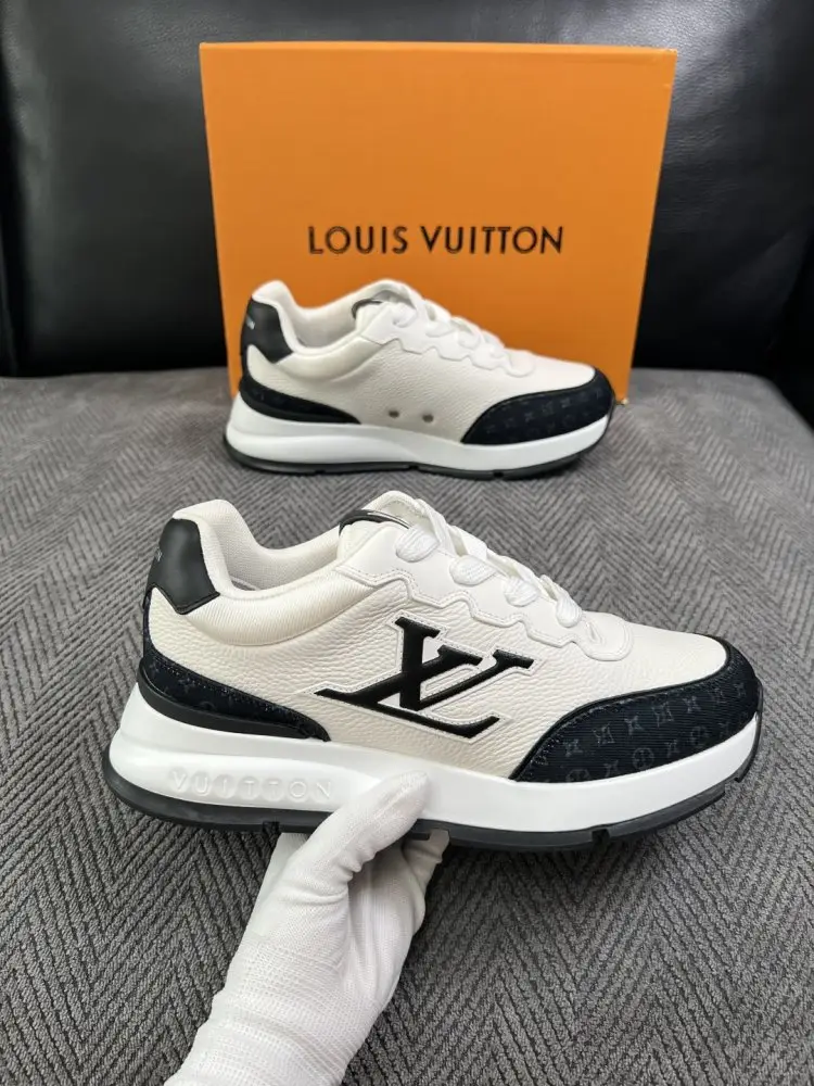 Louis Vuitton Sneakers — Photo 4