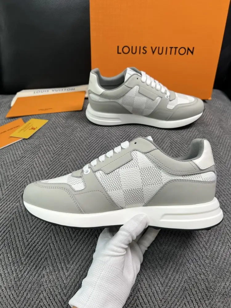 Louis Vuitton Sneakers — Photo 5