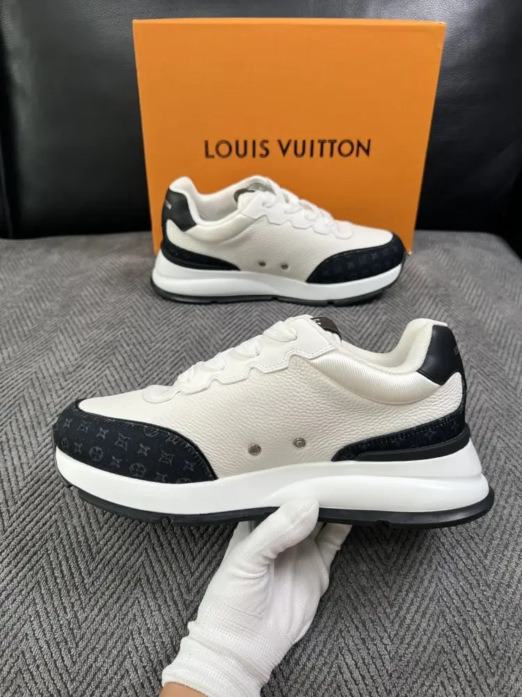 Louis Vuitton Sneakers — Photo 5