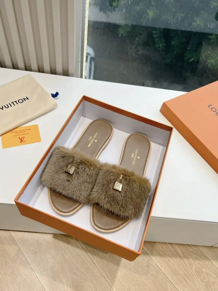 Louis Vuitton — Шлепанцы меховые женские
