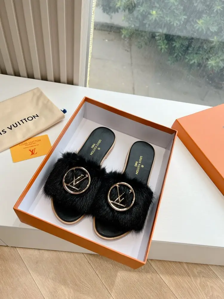 Louis Vuitton — Шлепанцы меховые женские